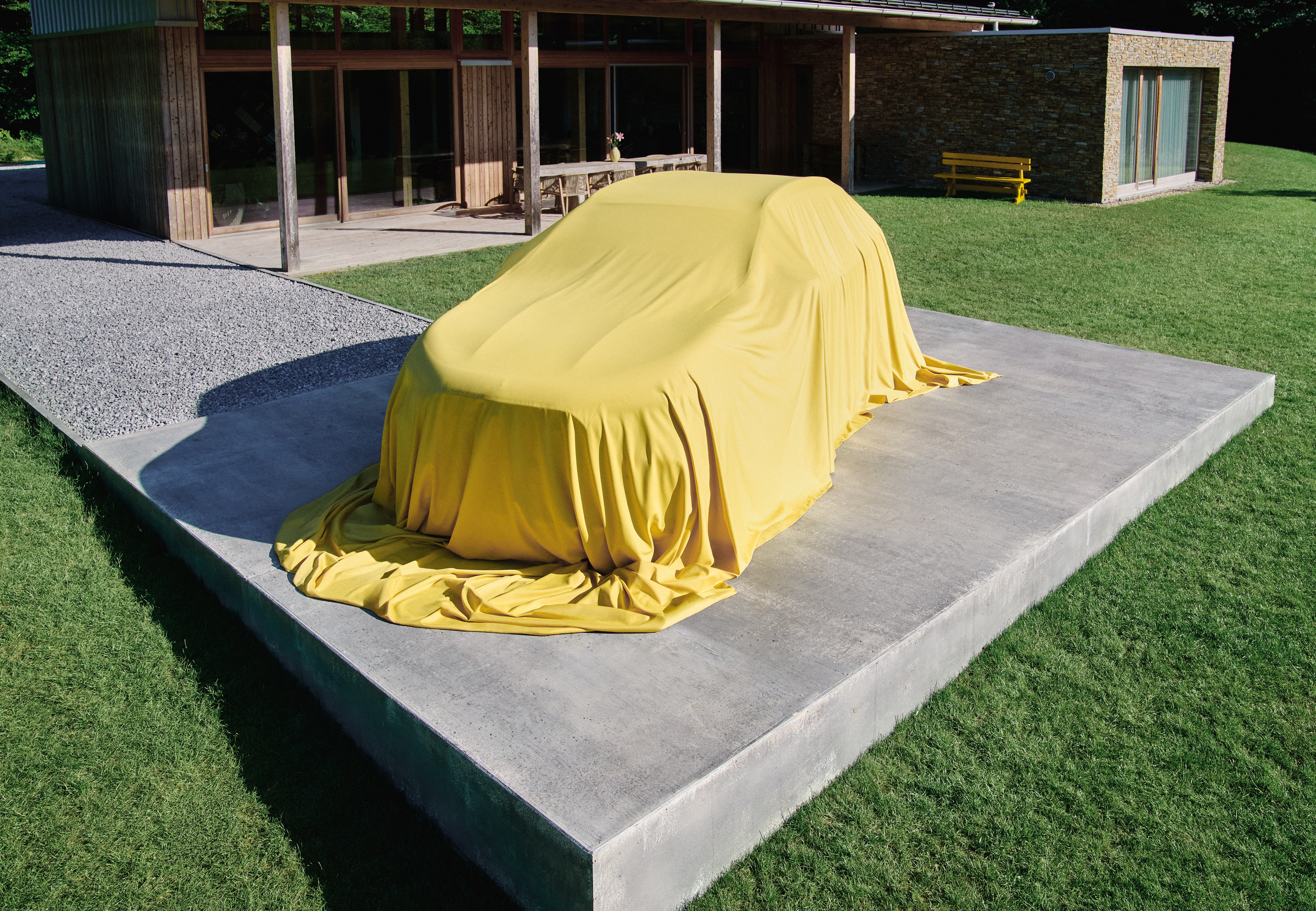 Nový Mercedes-Benz GLA pod žlutou plachtou. Nový Mercedes-Benz GLA pod žlutou plachtou.