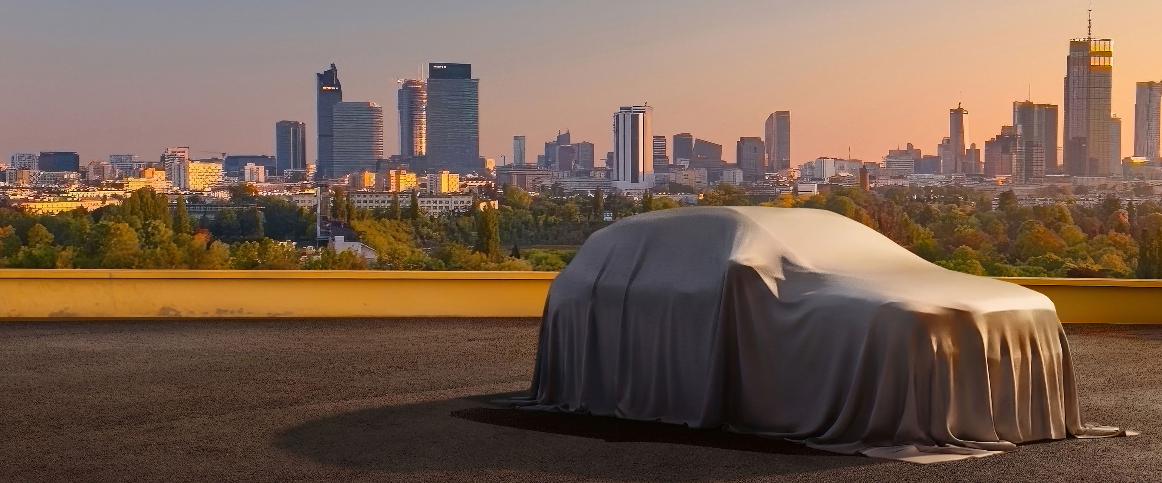 Zakrytý Mercedes-Benz GLA s panoramatem města před světovou premiérou.