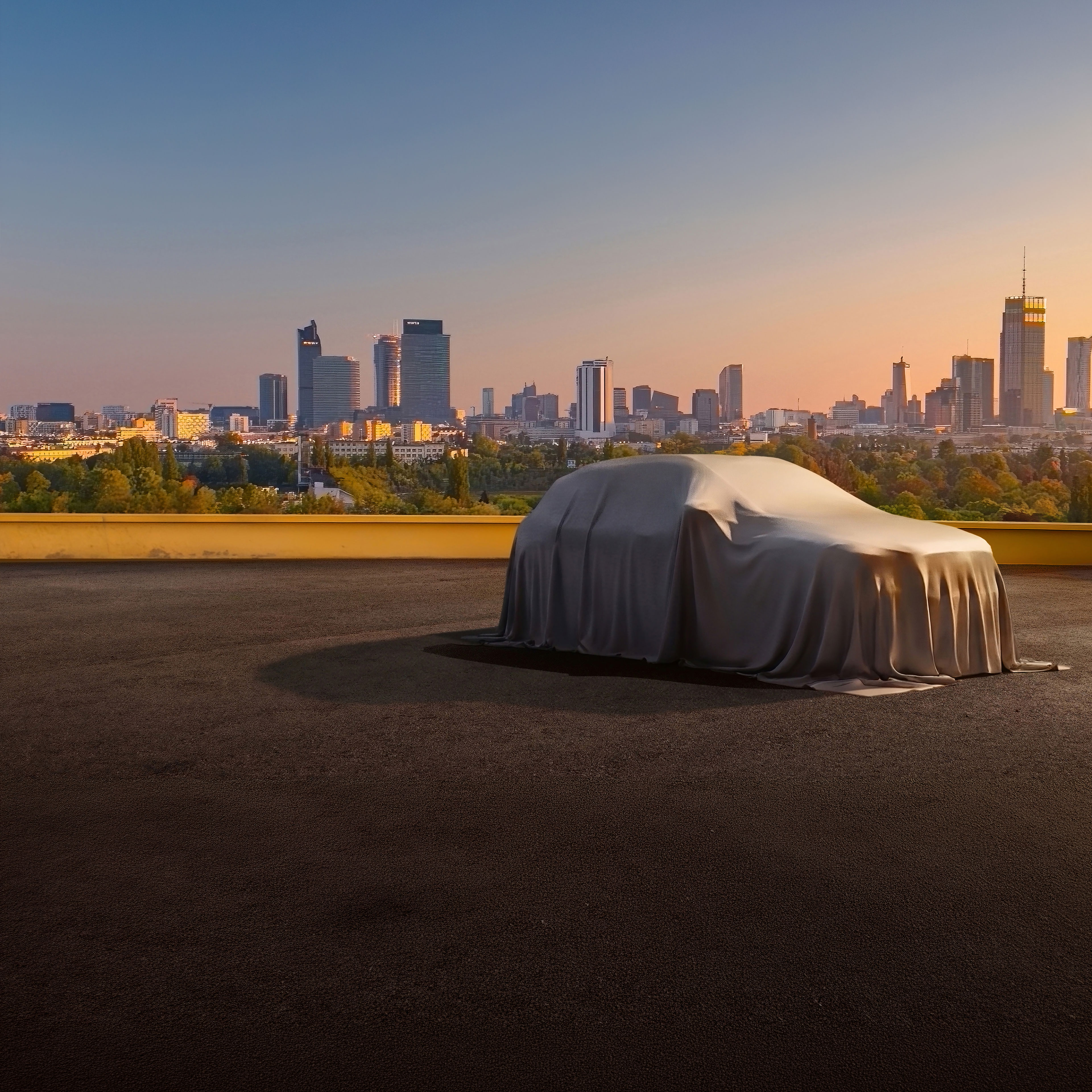Světová premiéra zcela nového modelu Mercedes-Benz GLA Zakrytý Mercedes-Benz GLA s panoramatem města před světovou premiérou.