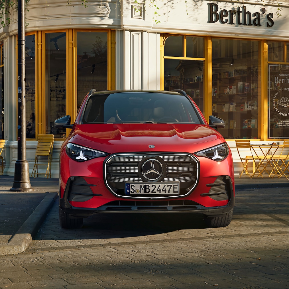 Ikonická maska chladiče s&nbsp;osvětleným panelem zcela nového elektrického vozidla Mercedes-Benz GLA.