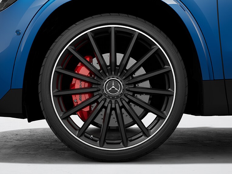 Třmeny kotoučových brzd lakované červenou barvou pro nový Mercedes-AMG GLA.