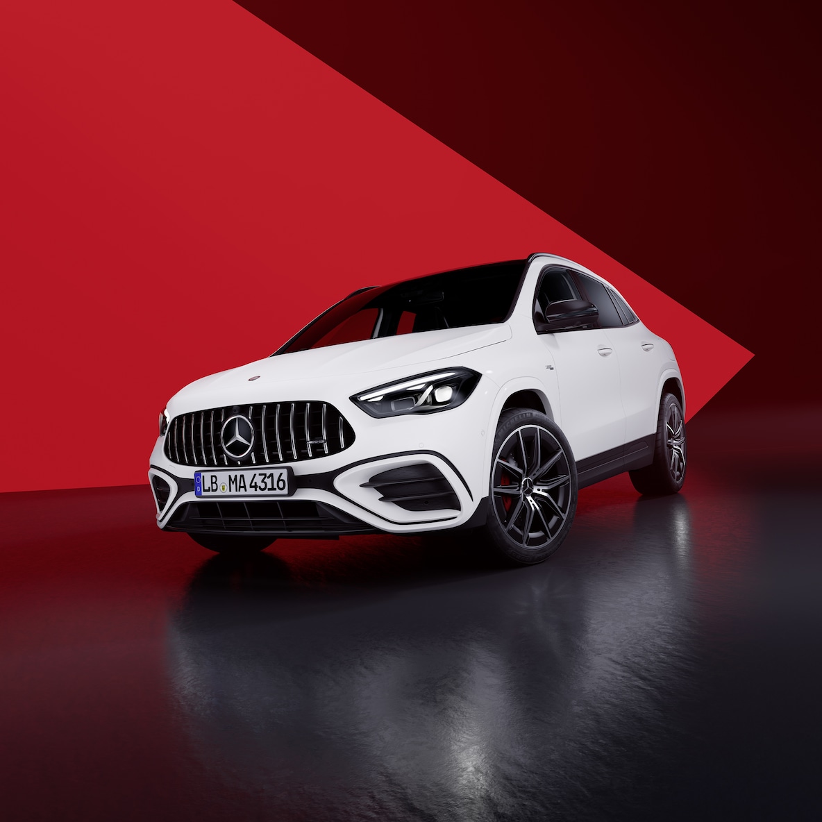 Mercedes-AMG GLA 35 4MATIC při bočním pohledu zepředu.