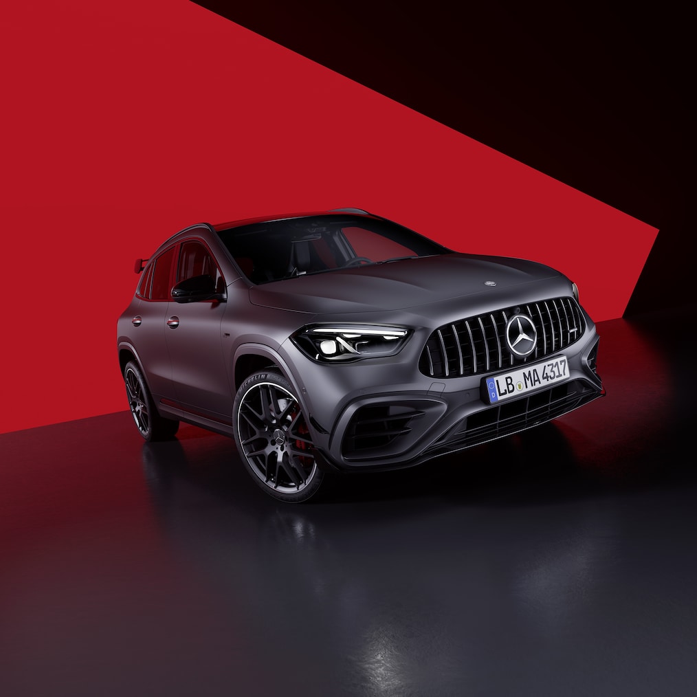 Mercedes-AMG GLA 45 S 4MATIC+ při pohledu zepředu.