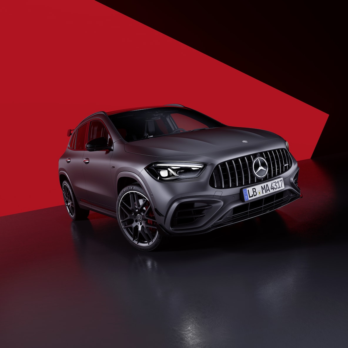 Mercedes-AMG GLA 45 S 4MATIC+ při pohledu zepředu.
