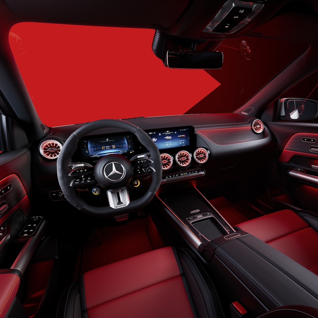 Interiér vozidla Mercedes-AMG GLA se sedadly a volantem AMG Performance.