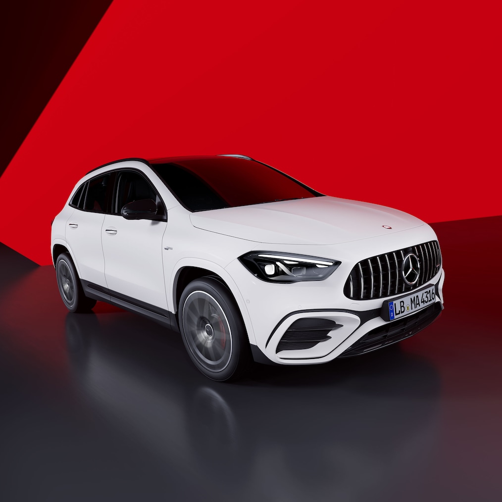 Mercedes-AMG GLA 45 S 4MATIC+ při bočním pohledu zezadu.