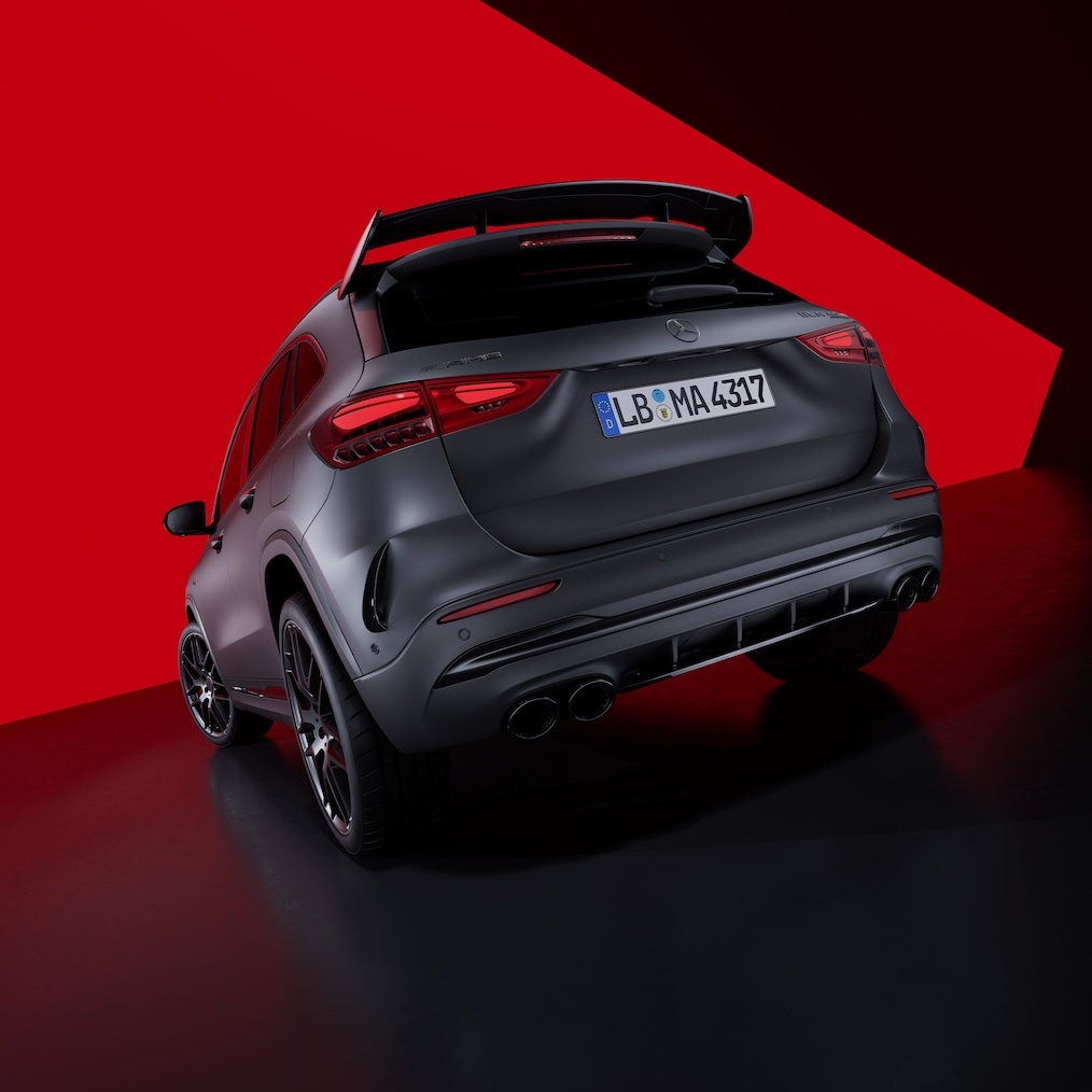 Mercedes-AMG GLA 45 S 4MATIC+ při bočním pohledu zezadu.