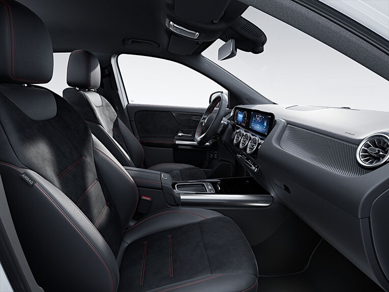 Interiér nového modelu Mercedes-Benz GLA s AMG Line.