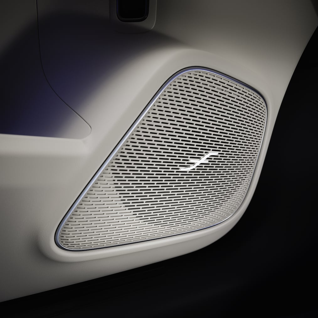 Reproduktor surround soundsystému Burmester® ve vozidle Mercedes-Benz GLA.
