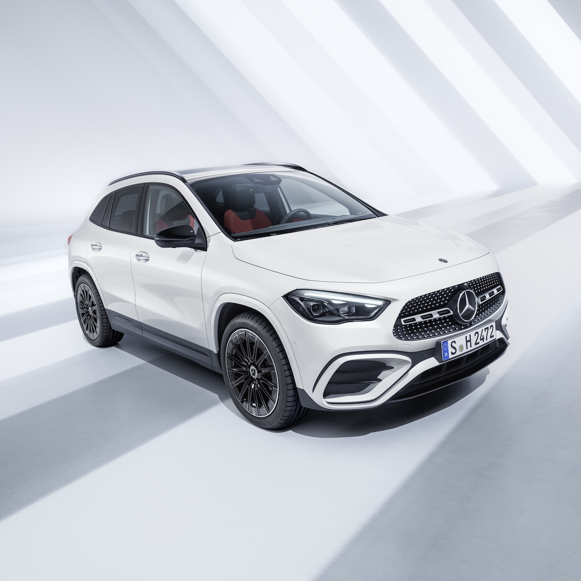 Mercedes-Benz GLA při předním pohledu z boku.