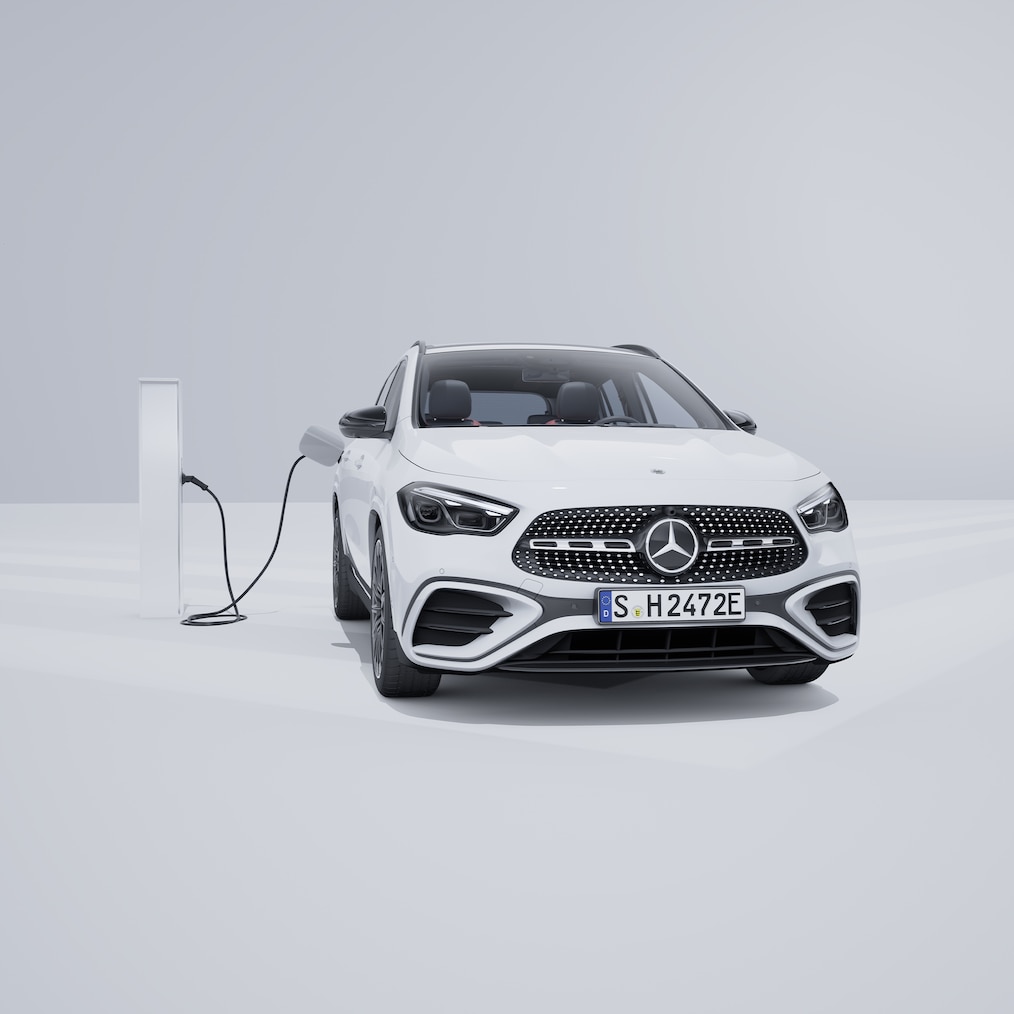 Mercedes-Benz GLA plug-in hybrid při pohledu zepředu.