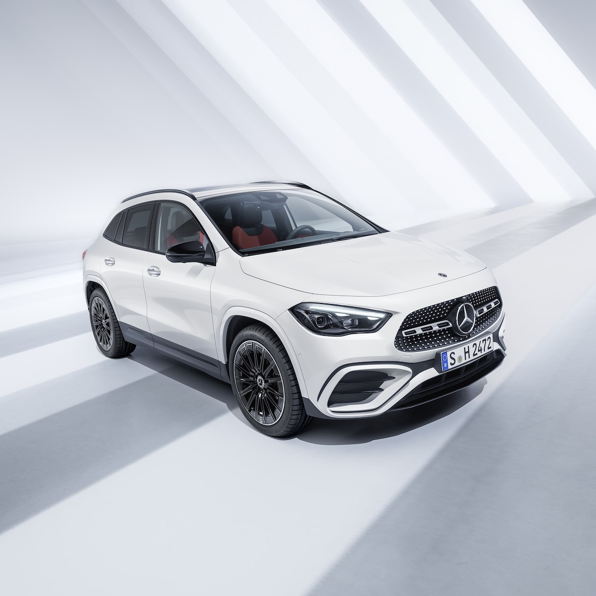 Mercedes-Benz GLA při předním pohledu z boku.