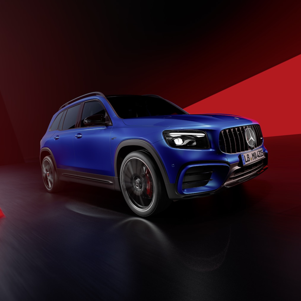 Mercedes-AMG GLB 35 4MATIC při bočním pohledu zepředu/zezadu.