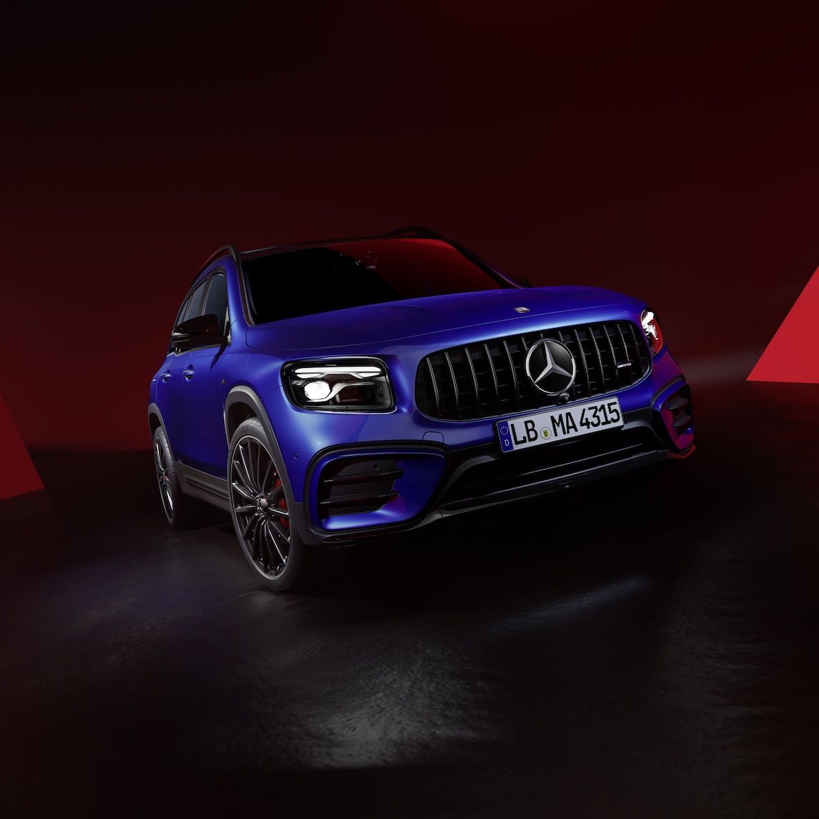 Mercedes-AMG GLB 35 4MATIC při pohledu zepředu.
