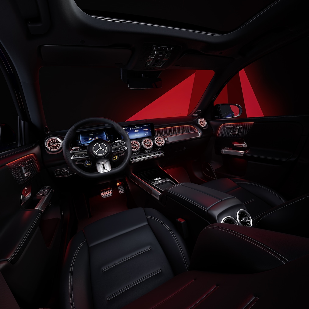 Interiér vozidla Mercedes-AMG GLB se sedadly a volantem AMG Performance.