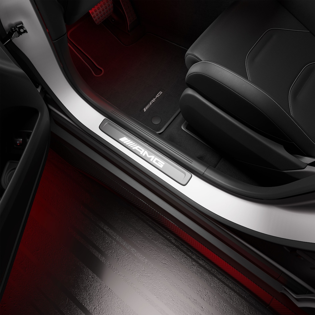 Detailní pohled na osvětlené prahové lišty AMG s nápisem „AMG“.