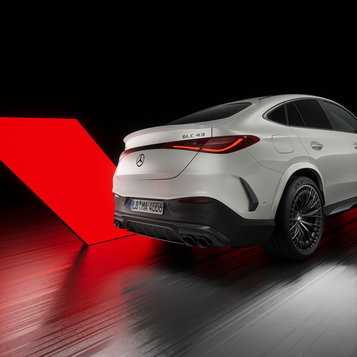 Mercedes-AMG GLC kupé při pohledu z pravé strany zadní části.