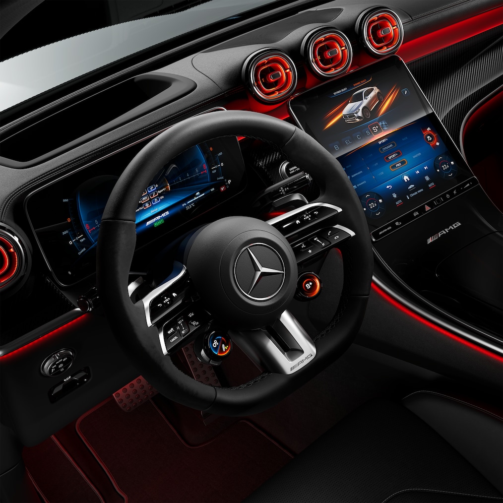 Detailní pohled na volant AMG Performance ve vozidle Mercedes-AMG GLC kupé.