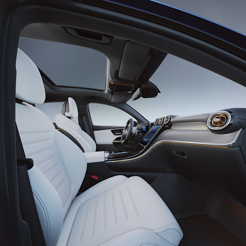 Detailní záběr na kokpit s displeji ve vozidle Mercedes-Benz GLC.