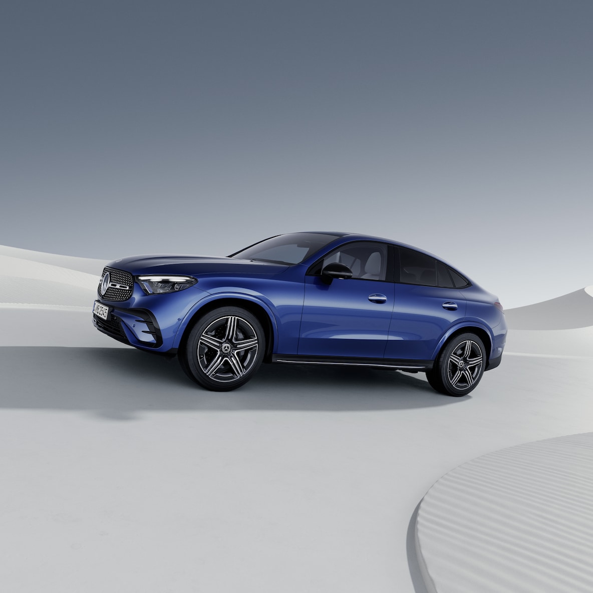 Mercedes-Benz GLC kupé při bočním pohledu zepředu.