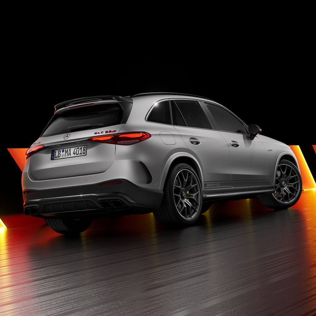 Mercedes-AMG GLC 63 S E PERFORMANCE SUV jako AMG Edition 1 při pohledu z pravé strany zadní části.