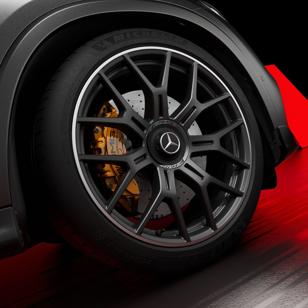 Detailní záběr na 21palcové kolo AMG (53,3 cm) v designu paprsků ve tvaru Y (RWN) s vysoce výkonnou keramickou kompozitní brzdovou soustavou AMG.
