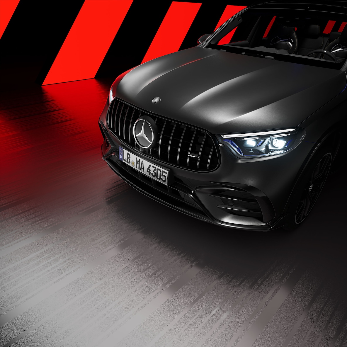 Pohled z boku na příď vozu Mercedes-AMG GLC SUV se sadou AMG Night exteriér.