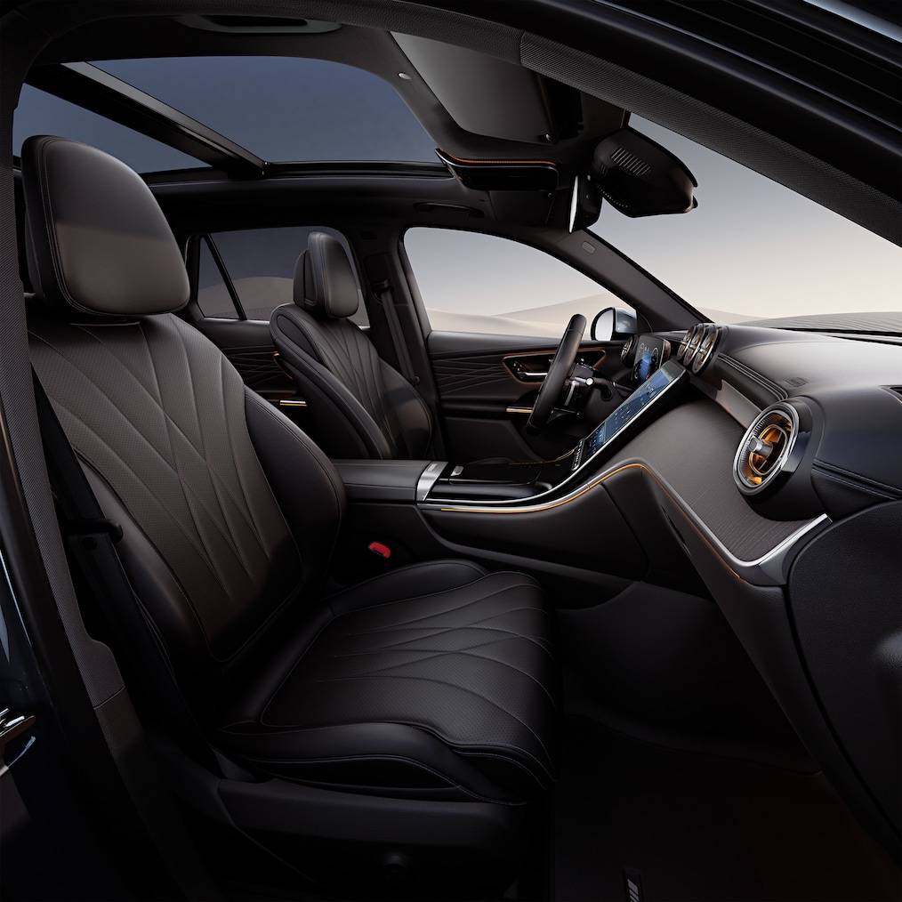 Detailní záběr na kokpit s displeji ve vozidle Mercedes-Benz GLC.