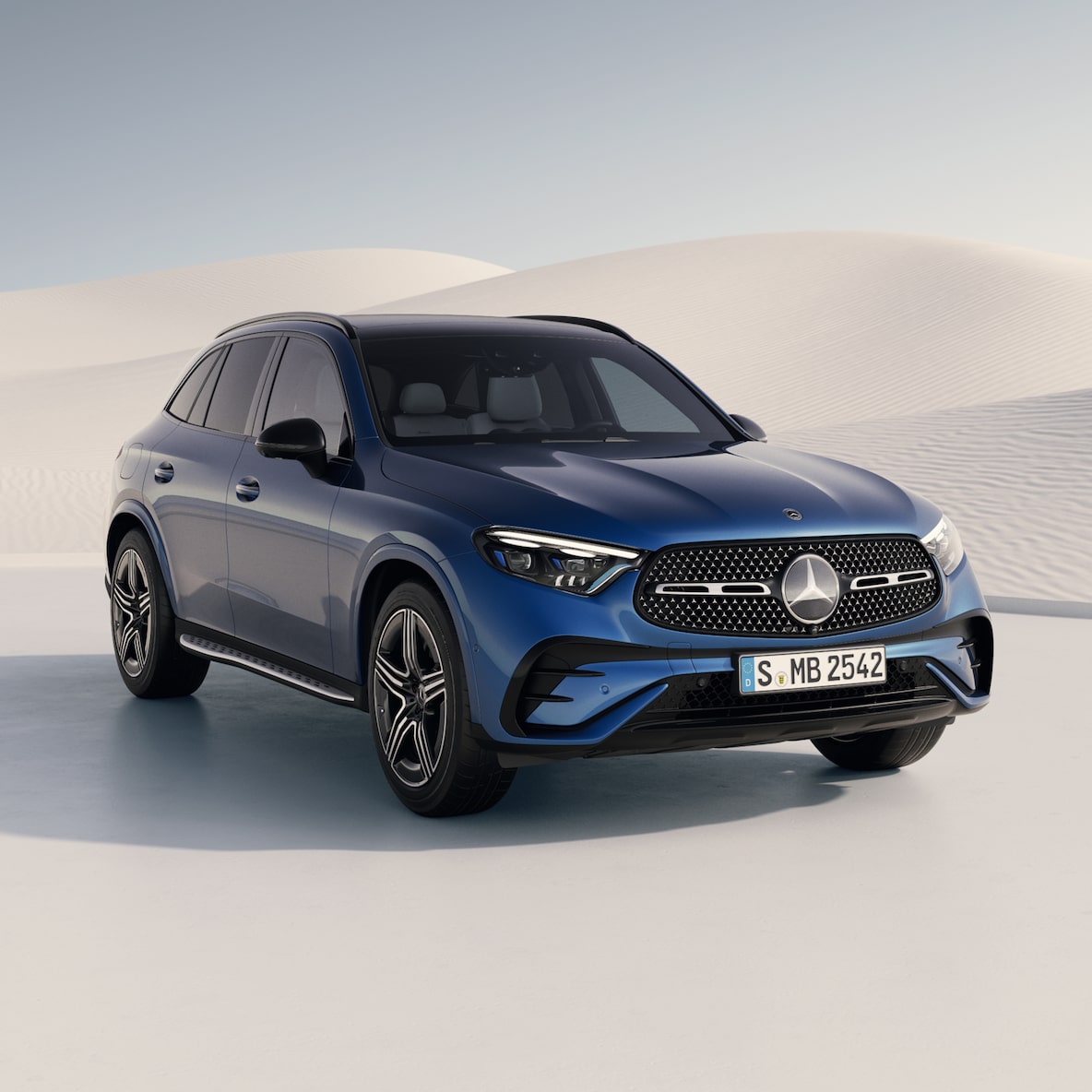 Mercedes-Benz GLC při pohledu z boku zepředu.