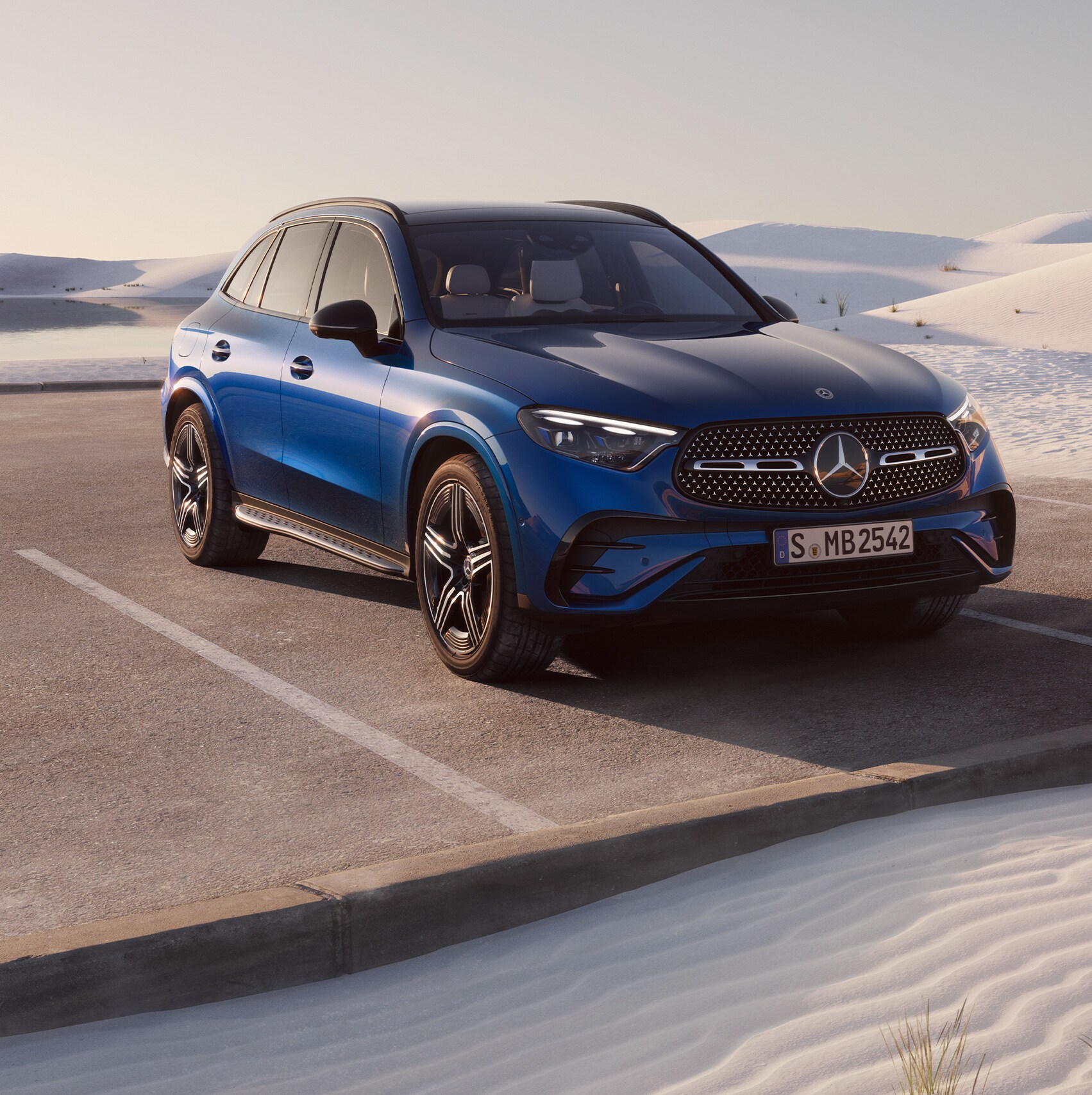 Nový vůz Mercedes-Benz GLC SUV při bočním pohledu zepředu.