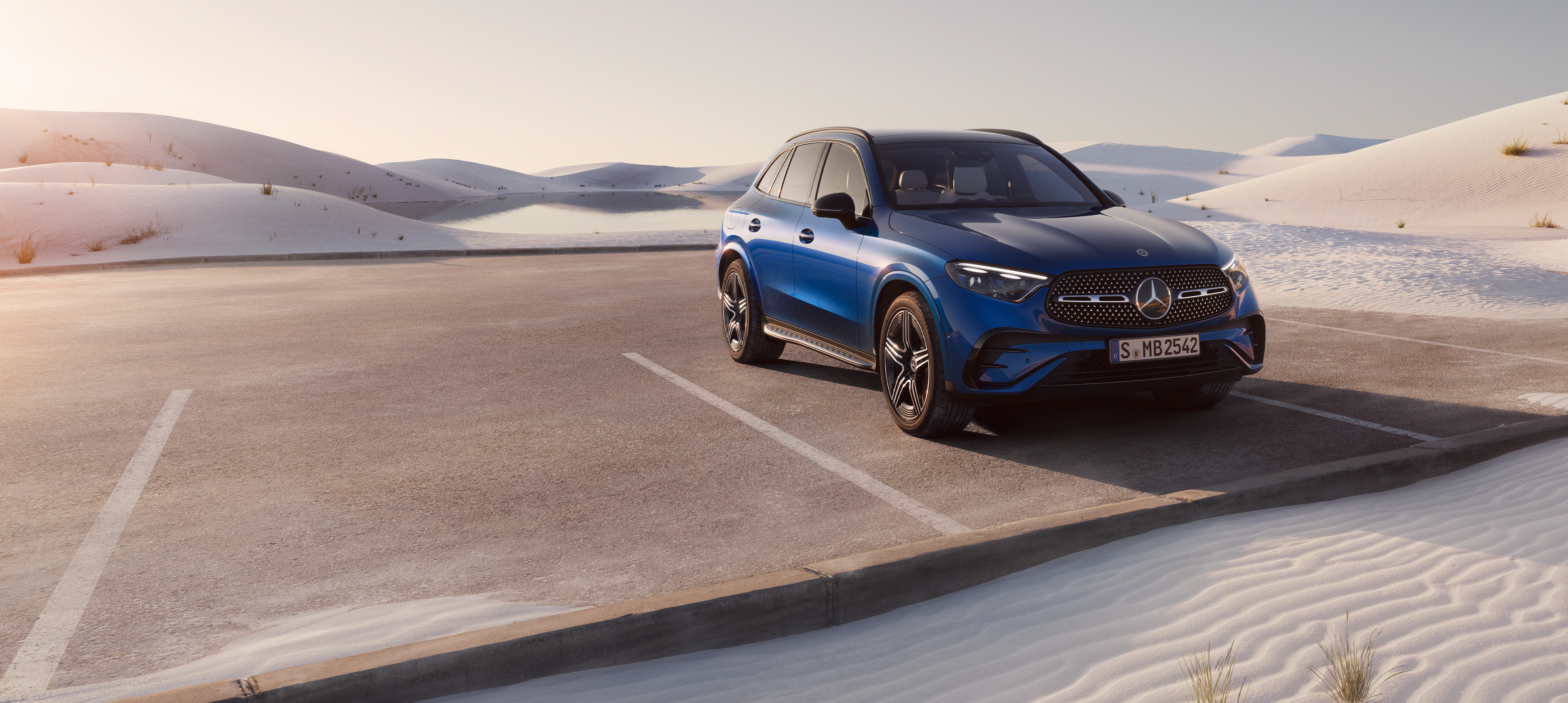 GLC SUV | Mercedes-Benz Nový vůz Mercedes-Benz GLC SUV při bočním pohledu zepředu.