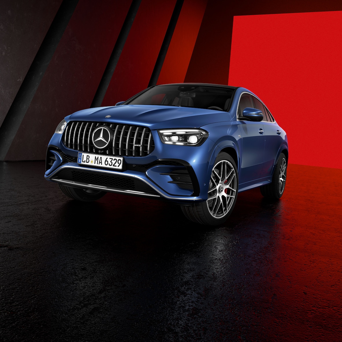Pohled z boku zepředu na GLE kupé od Mercedes-AMG.