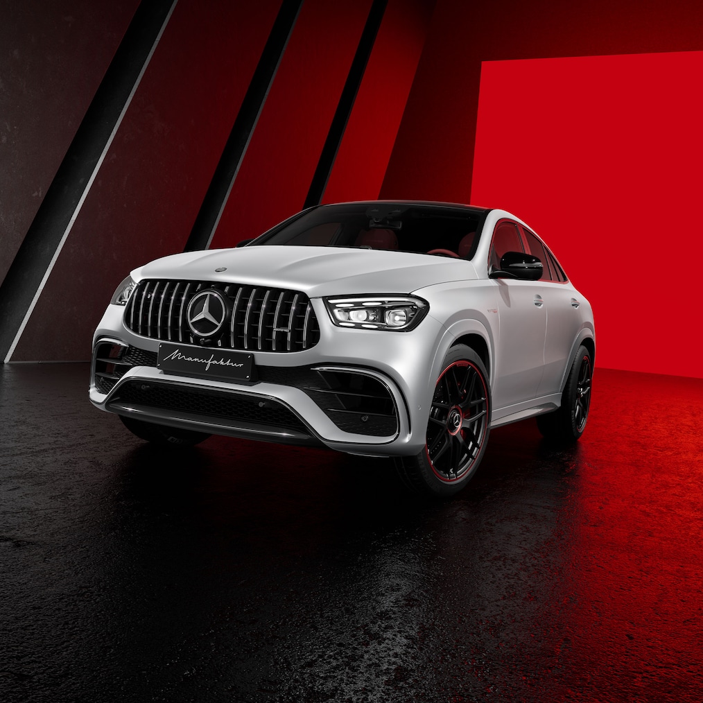 Pohled z boku na vozidlo Mercedes-AMG GLE kupé v provedení MANUFAKTUR stříbrná hightech magno edition.