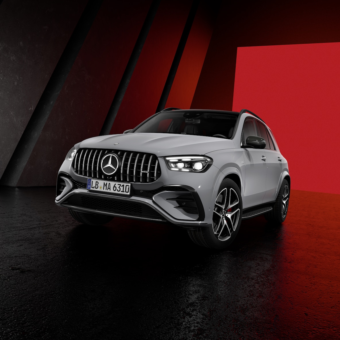 Pohled z boku zepředu na GLE SUV od Mercedes-AMG (nebo všechny tři vozidla AMG GLE SUV).