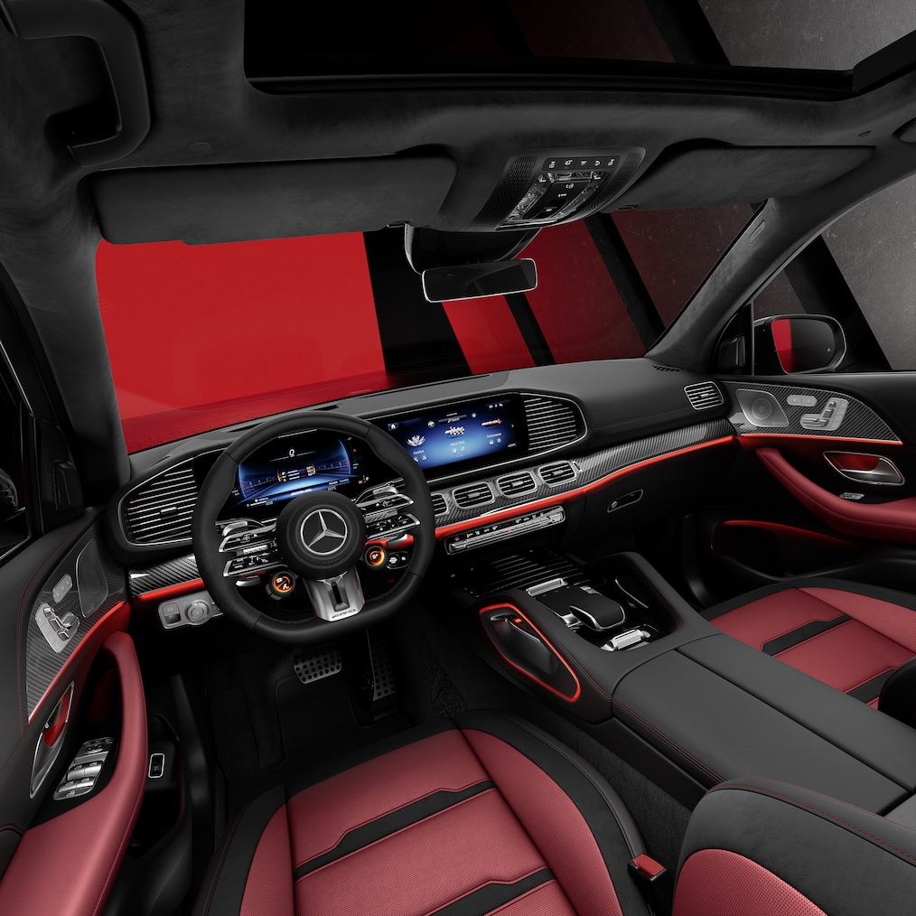 Pohled z boku na přední sedadla a kokpit vozidla Mercedes-AMG GLE SUV.
