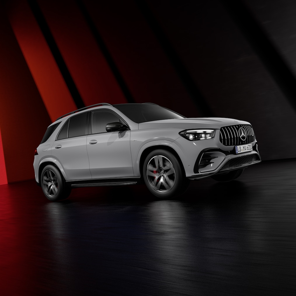 Dynamický pohled na vozidlo Mercedes-AMG GLE SUV (za jízdy) nebo všechny tři modely stojící vedle sebe.
