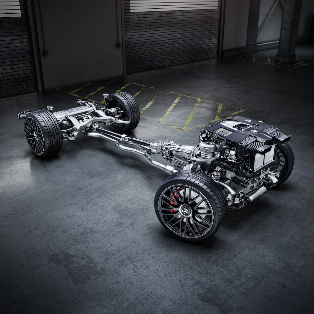 Dynamický pohled na vozidlo Mercedes-AMG GLS 63 4MATIC+ (za jízdy) nebo pohled do motorového prostoru.
