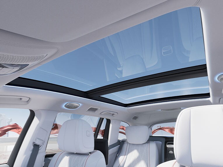 Panoramatické posuvné střešní okno v modelu Mercedes-Maybach GLS.