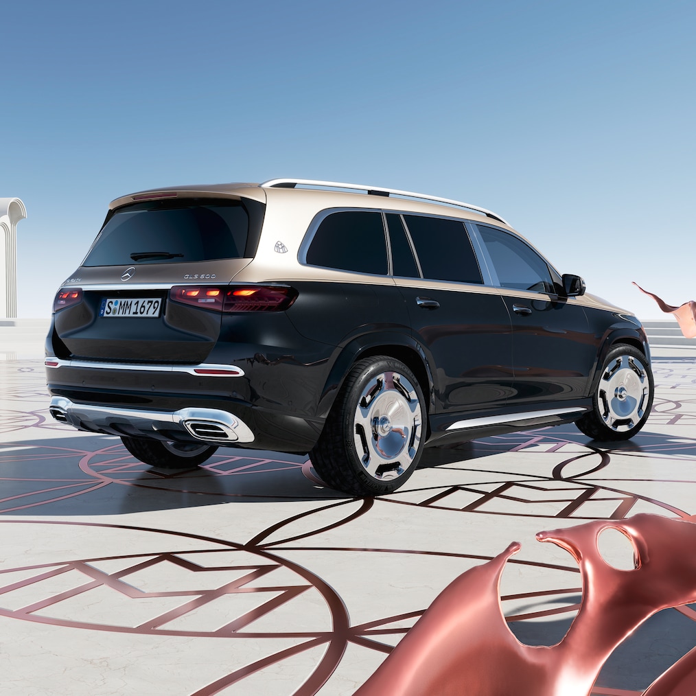 Pohled zezadu na model Mercedes-Maybach GLS 600 (dvoubarevný odstín a exkluzivní kola Maybach).