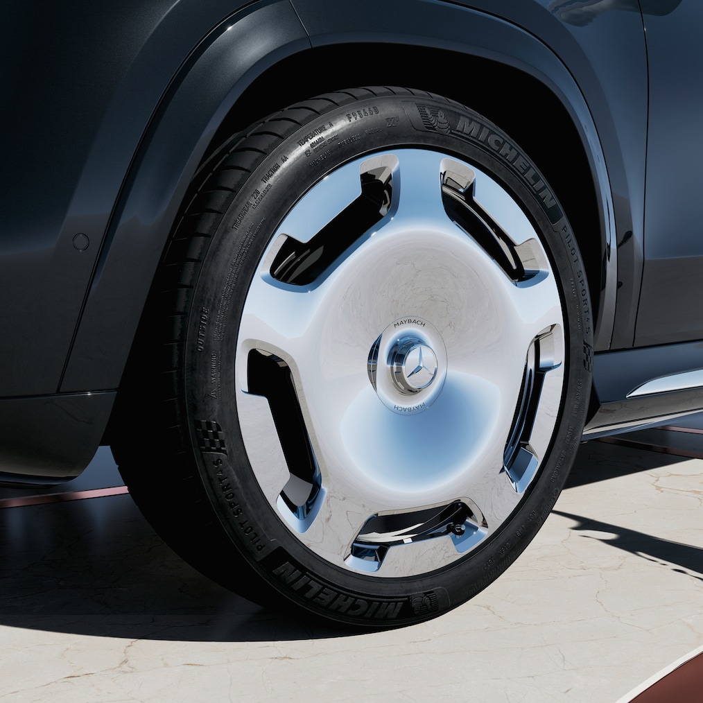 Pohled shora na exkluzivní kolo Maybach R53.