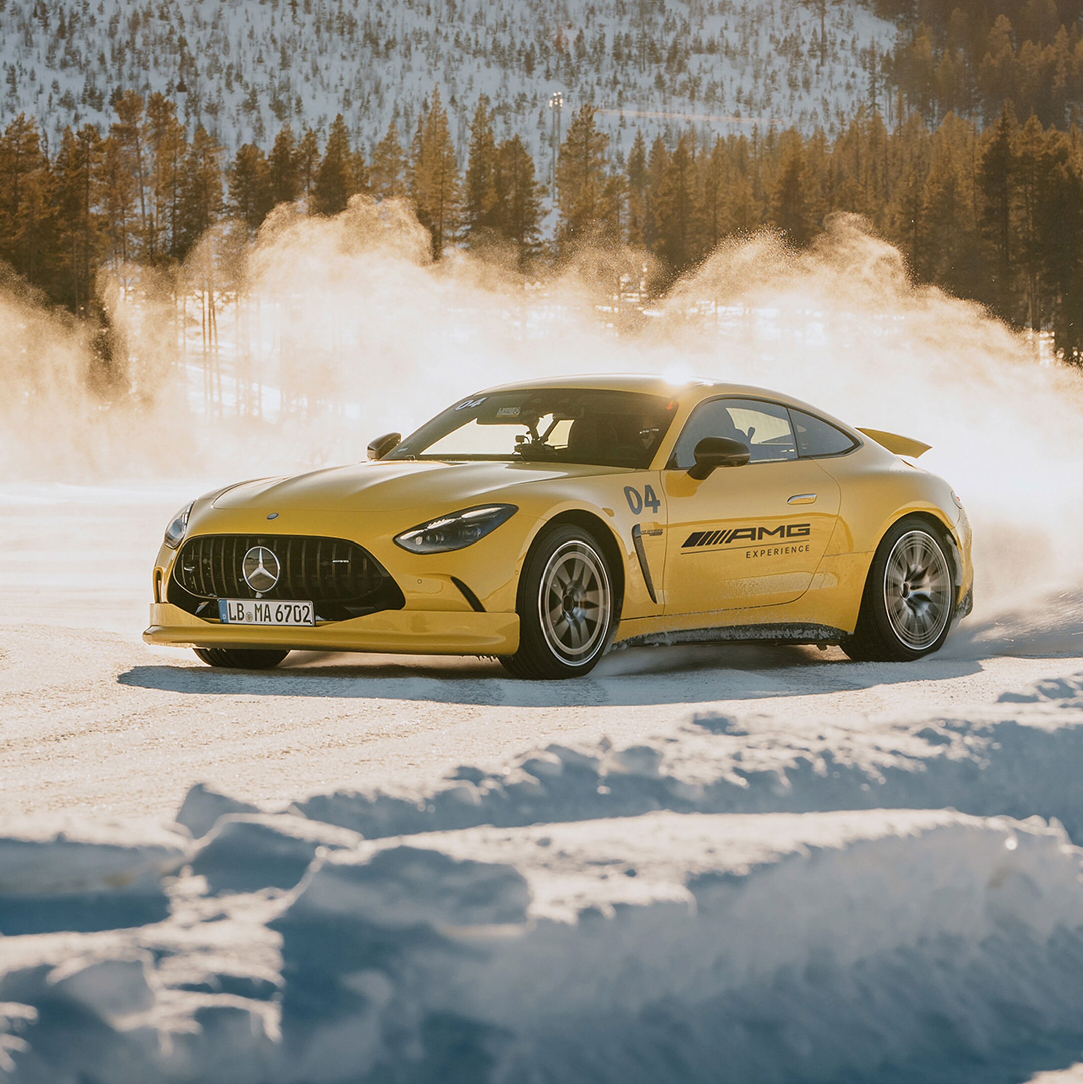 Několik vozidel Mercedes-AMG&nbsp;GT na závodní trati.