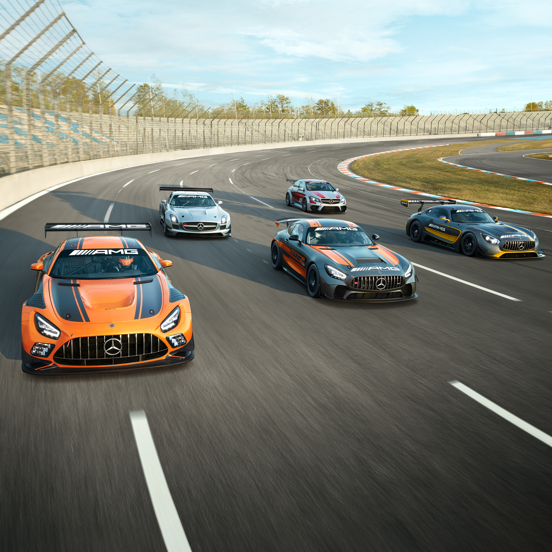 Zážitek AMG | Mercedes-AMG Několik vozidel Mercedes-AMG GT na závodní trati.