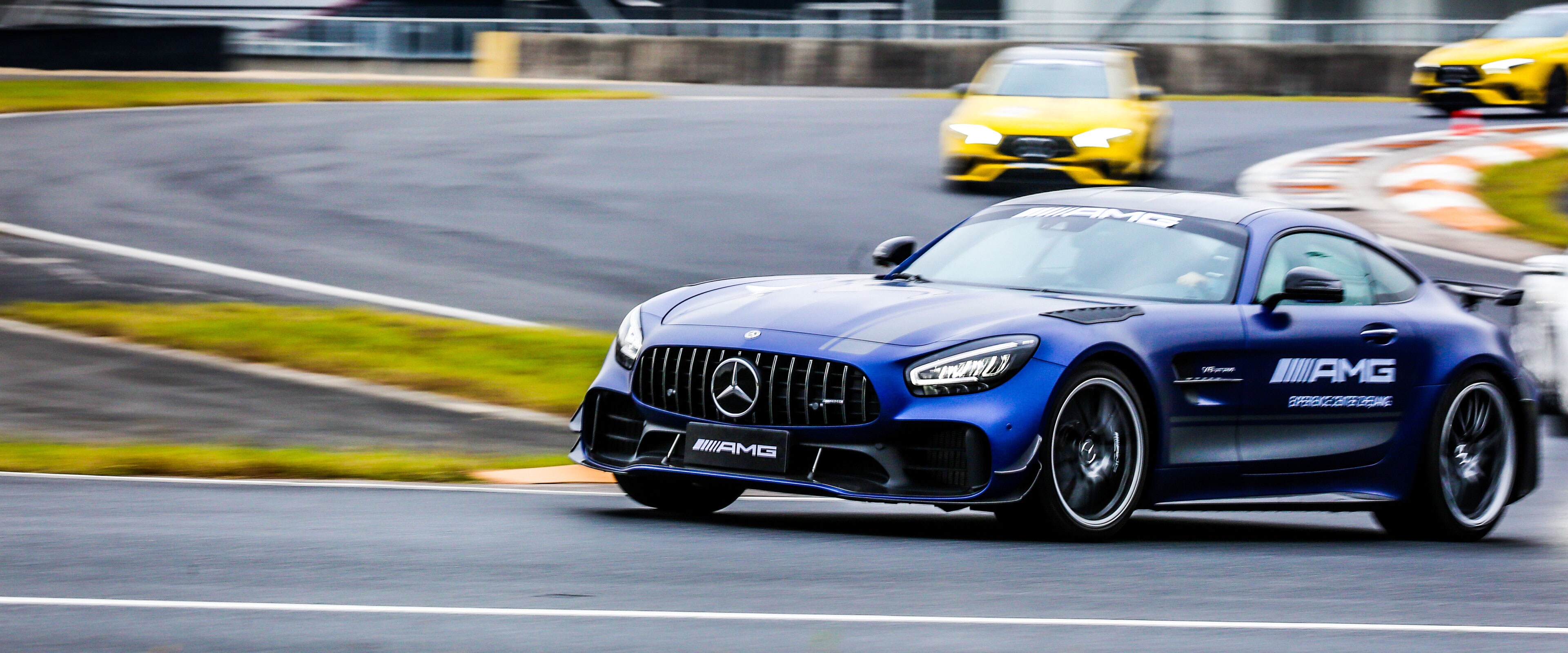Několik vozidel Mercedes-AMG.