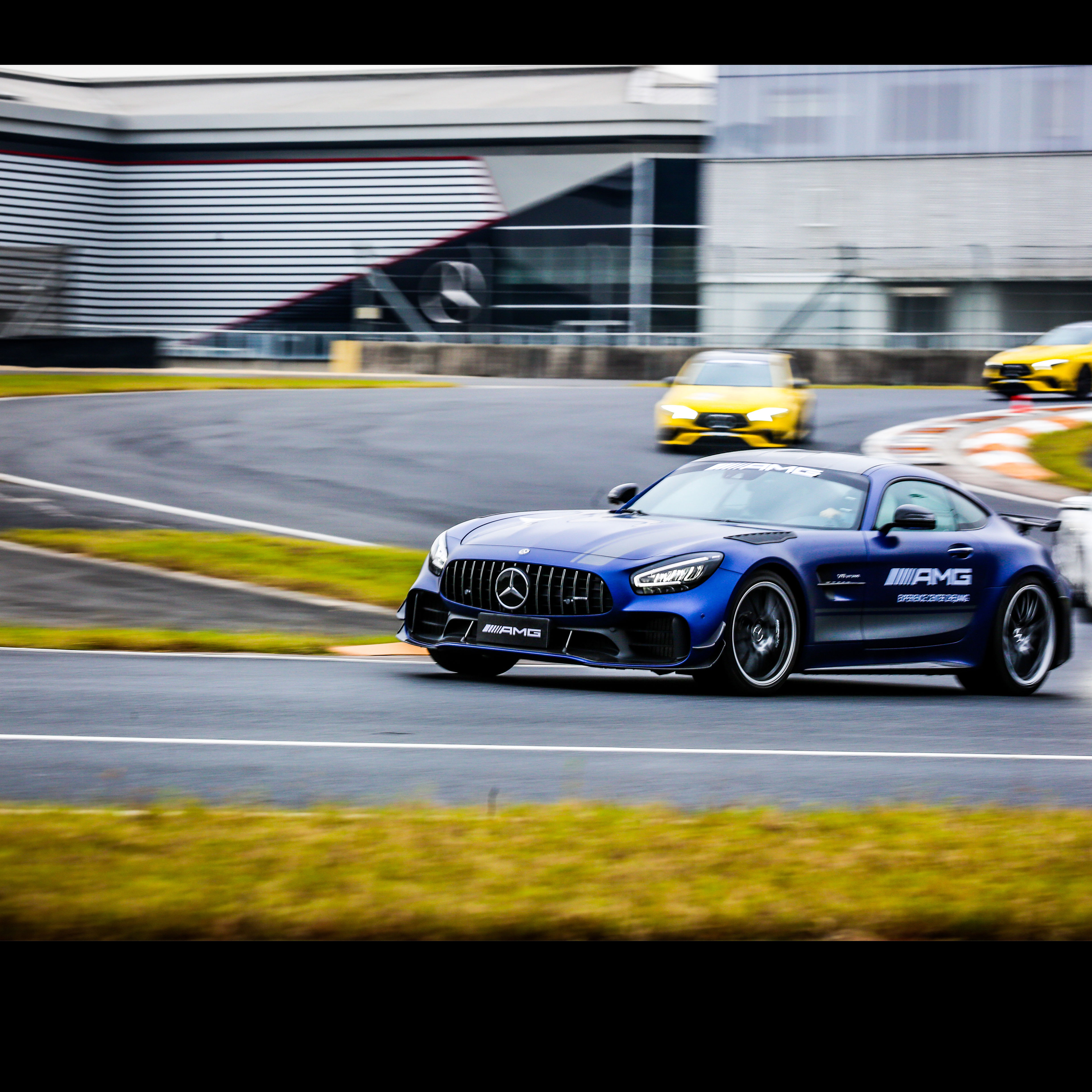 Svět AMG | Mercedes-AMG Několik vozidel Mercedes-AMG.