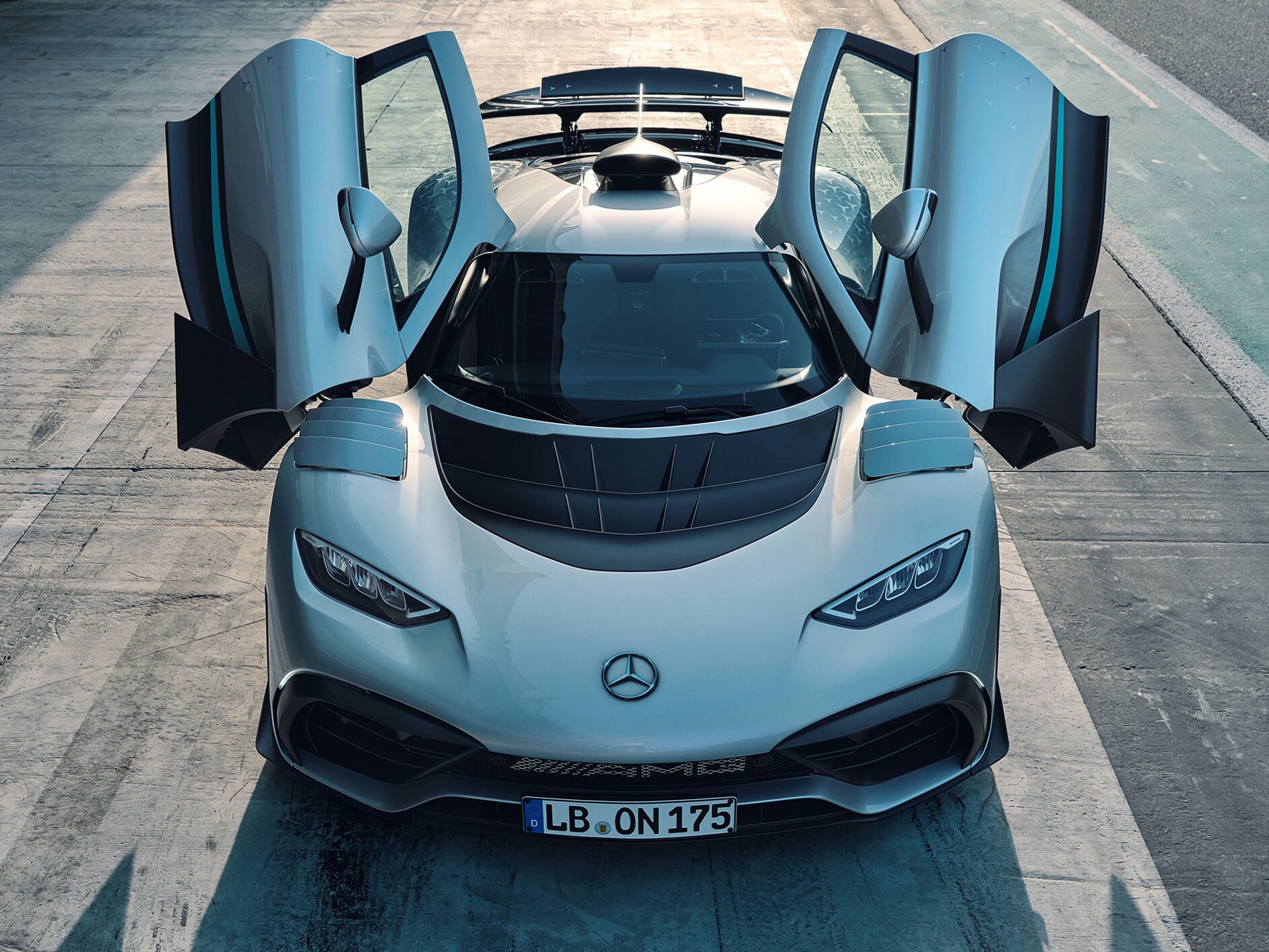 Mercedes-AMG ONE s&nbsp;otevřenými dveřmi při pohledu zepředu.