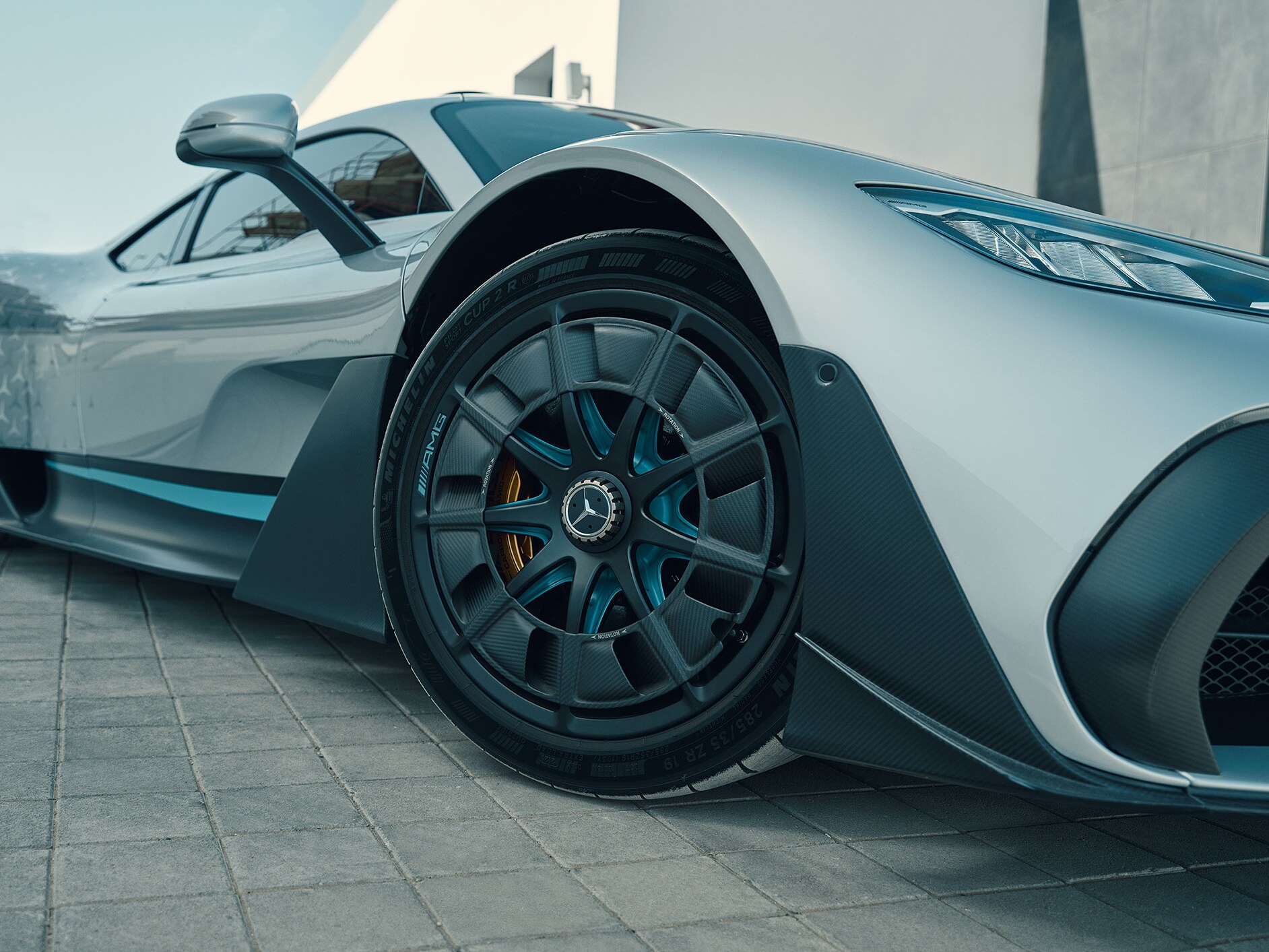Detailní pohled na kolo modelu Mercedes-AMG ONE.