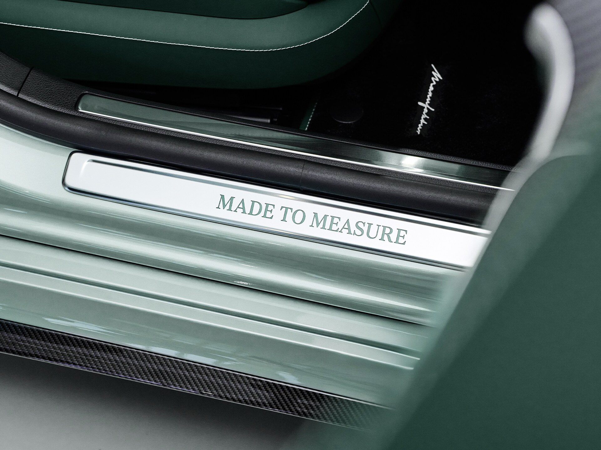 Prahové lišty MANUFAKTUR s&nbsp;nápisem „Made to Measure“.