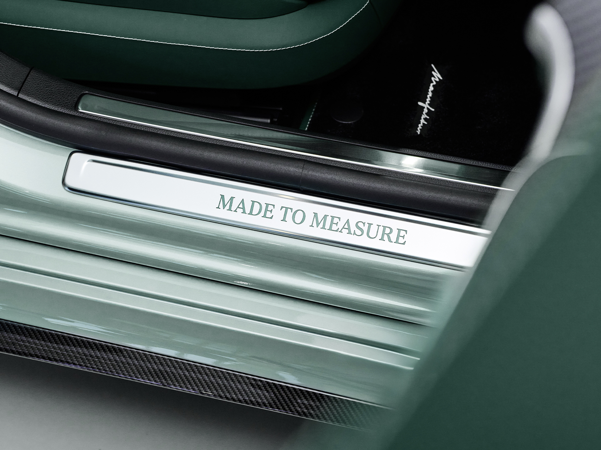 MANUFAKTUR Made to Measure | Mercedes-AMG Prahové lišty MANUFAKTUR s nápisem „Made to Measure“.