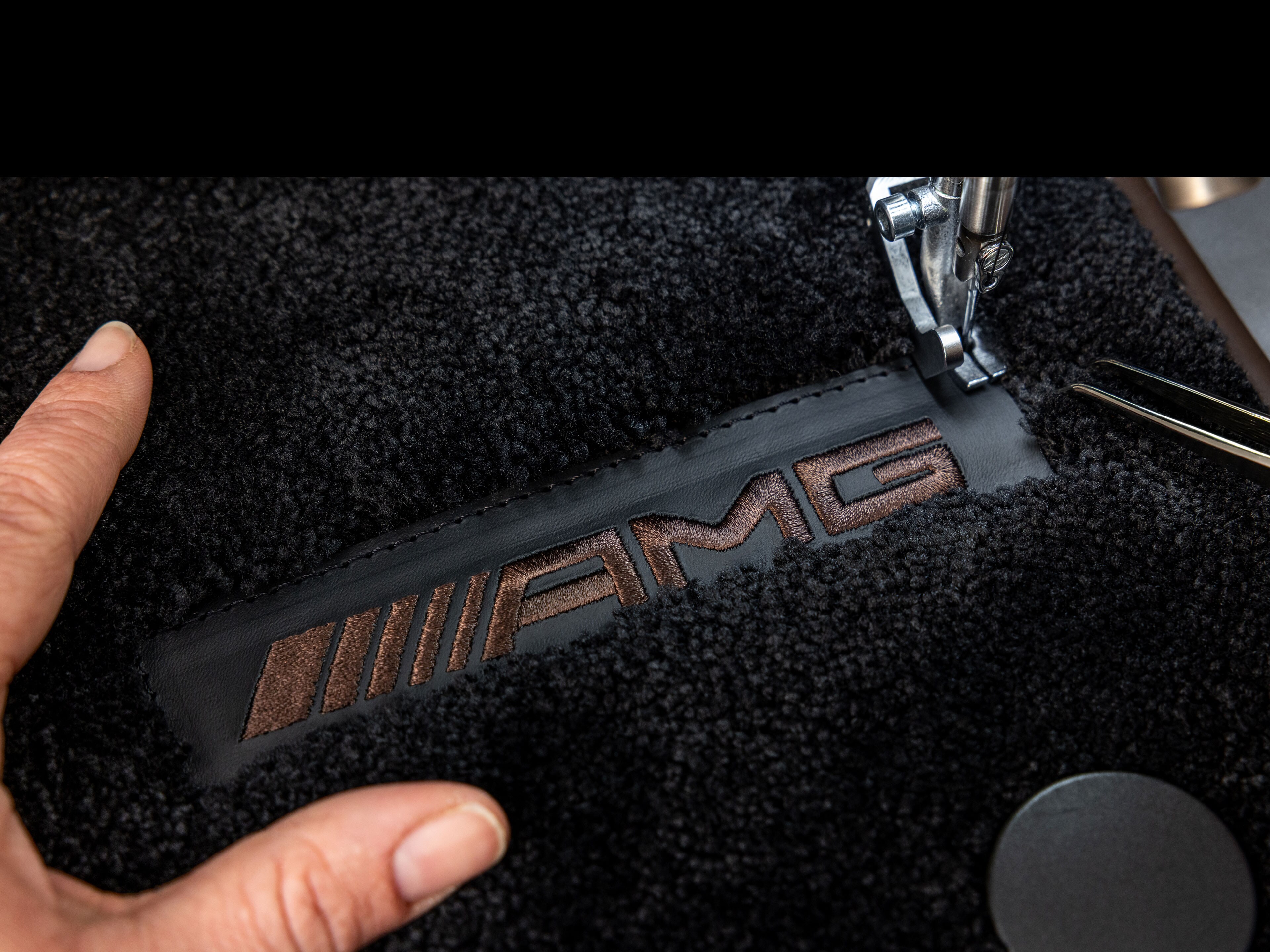 Černá podlahová rohož je v programu MANUFAKTUR vyšívána logem Mercedes-AMG.