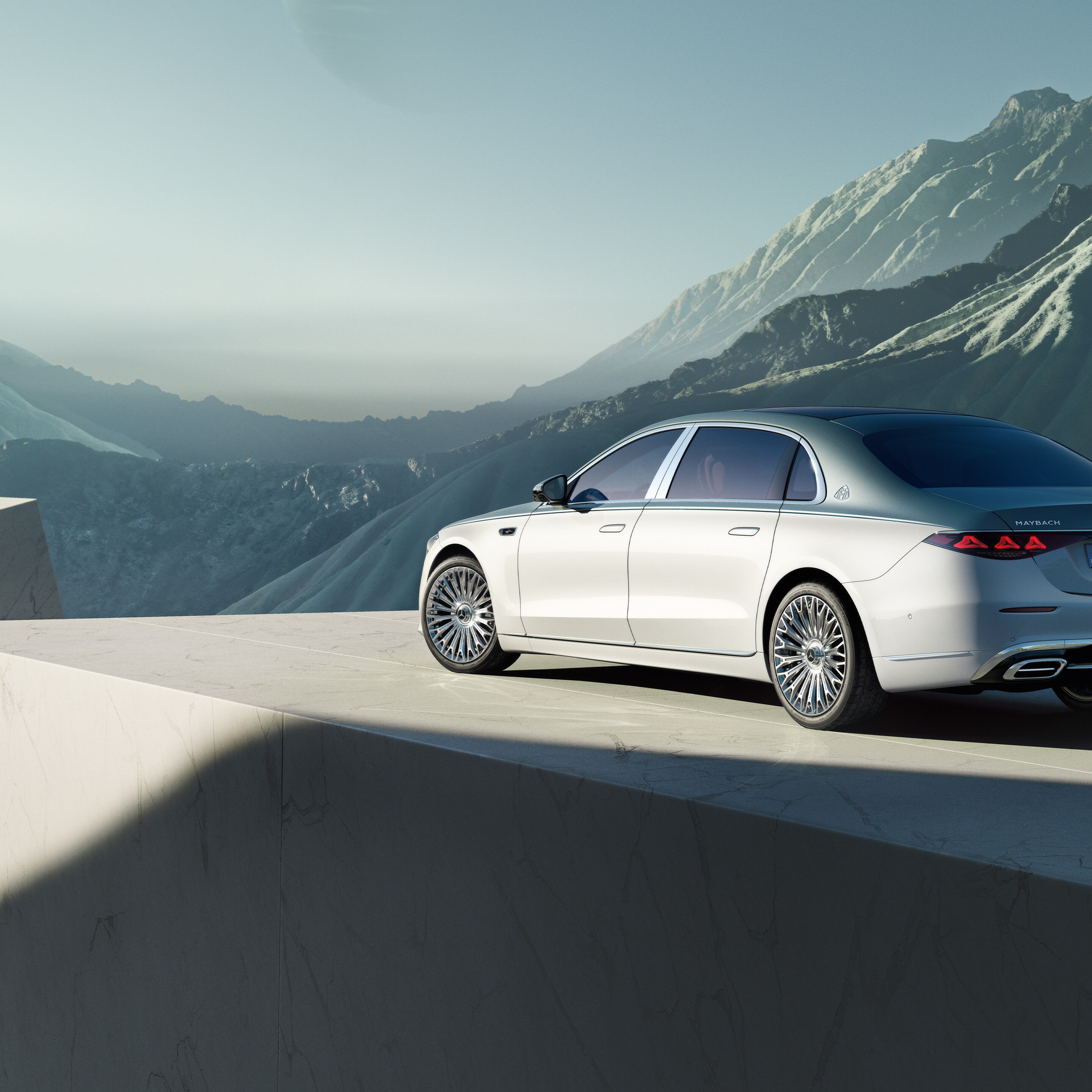 Mercedes-Maybach Třídy&nbsp;S při pohledu z&nbsp;boku.